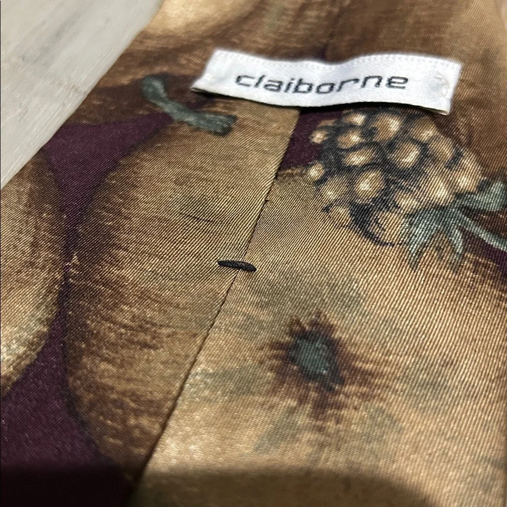 Vintage Claiborne Men’s Gold Purple fruit Patterned Tie 100% Italian Silk Career - Picture 3 of 7